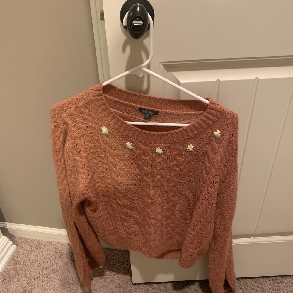 White fable cropped sweater.